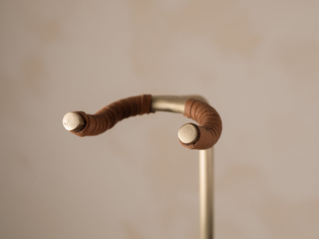 Mjölk Mjölk Guitar Stand, Walnut
