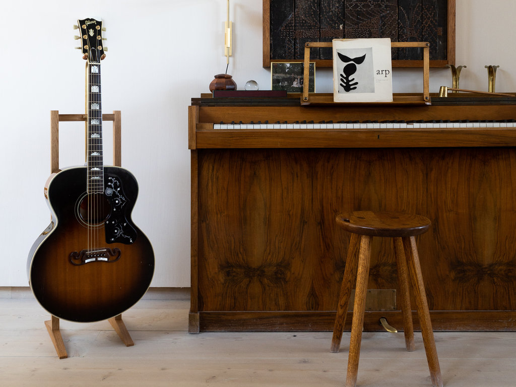 Mjölk Mjölk Guitar Stand (Oak)