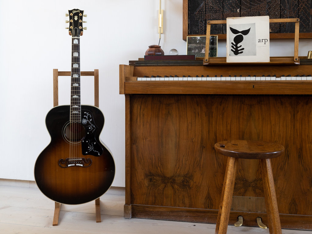 Mjölk Mjölk Guitar Stand, Walnut