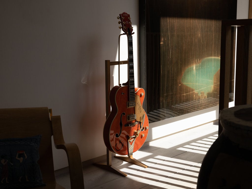 Mjölk Mjölk Guitar Stand, Walnut