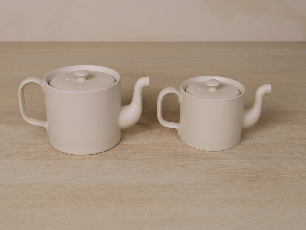 Jonas Lindholm Cylinder Teapot in White Clay (0.5 L)