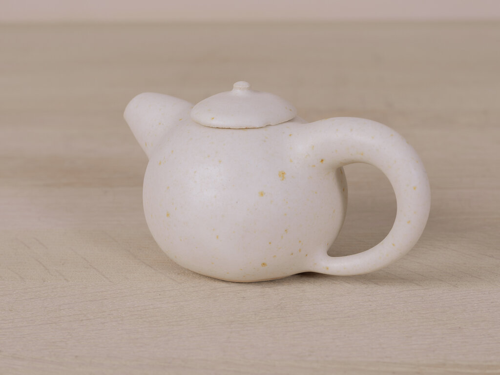 Keisuke Iwata White Teapot w/ Nob (Small)