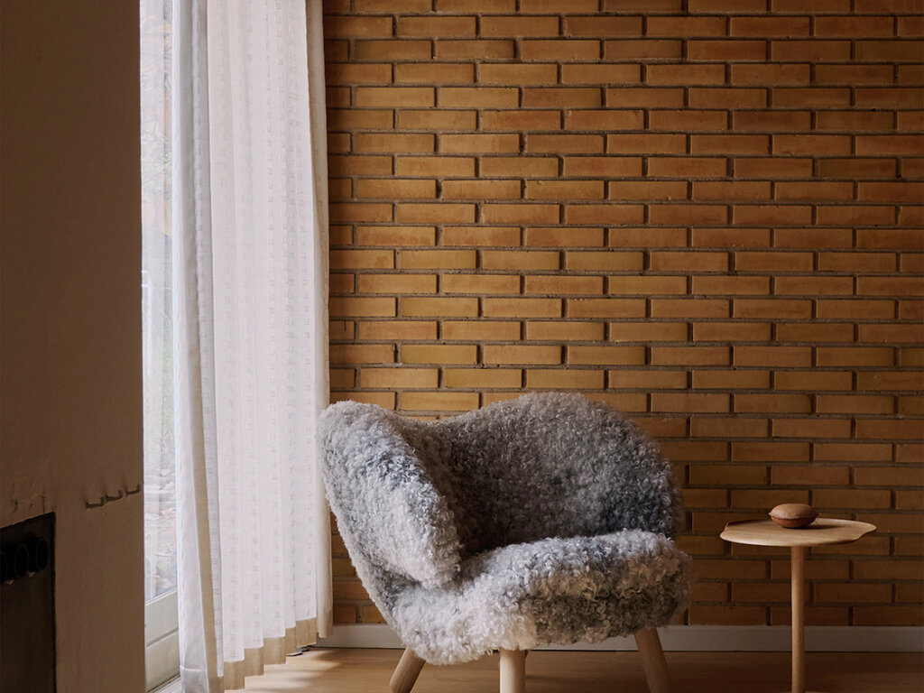 Finn Juhl Pelican Chair (Grey Gotland Sheepskin)