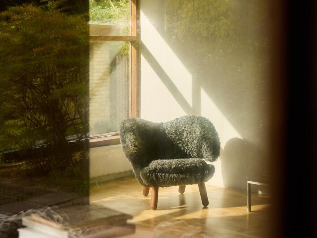 Finn Juhl Pelican Chair, Gotland Grey Sheepskin