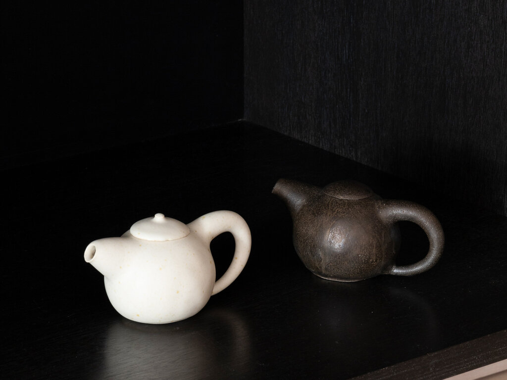 Keisuke Iwata White Teapot w/ Nob (Small)