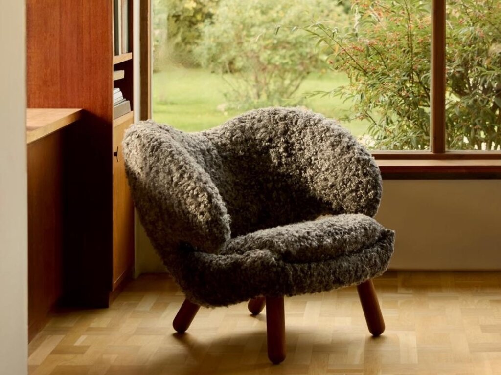 Finn Juhl Pelican Chair, Gotland Grey Sheepskin
