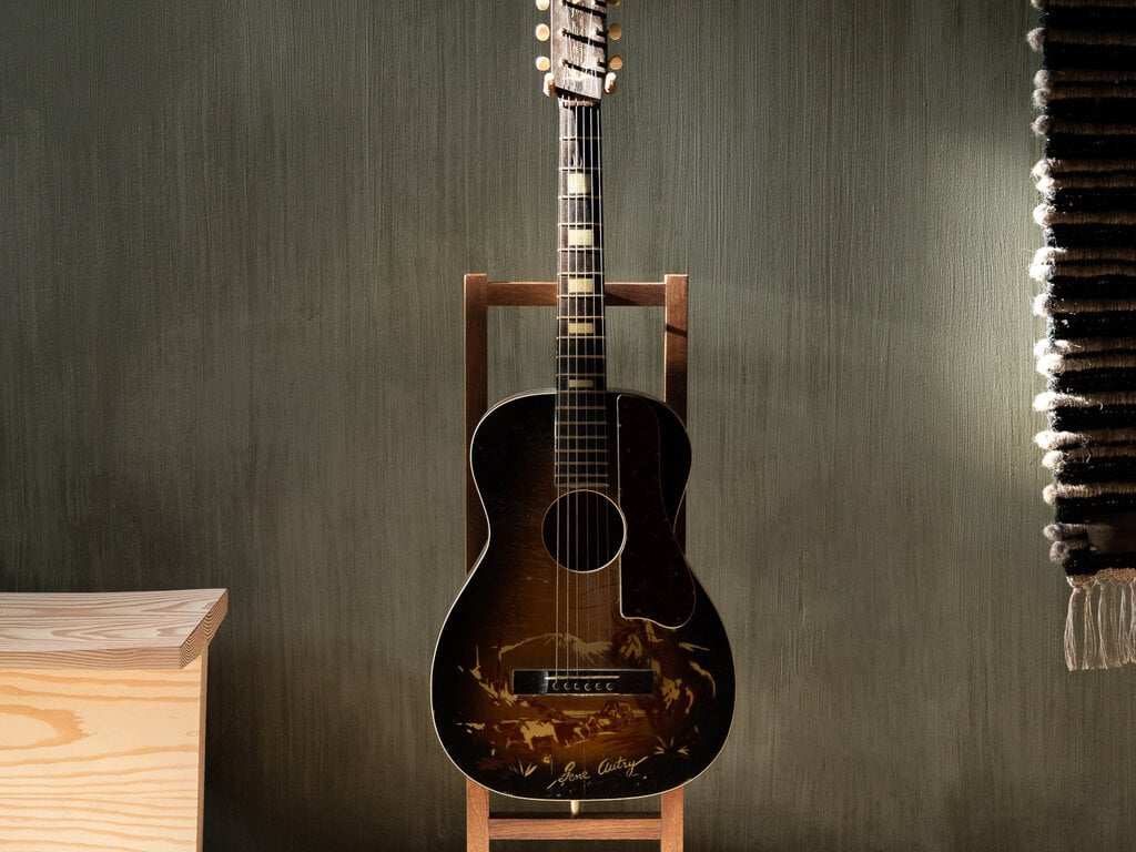 Mjölk Mjölk Guitar Stand, Walnut