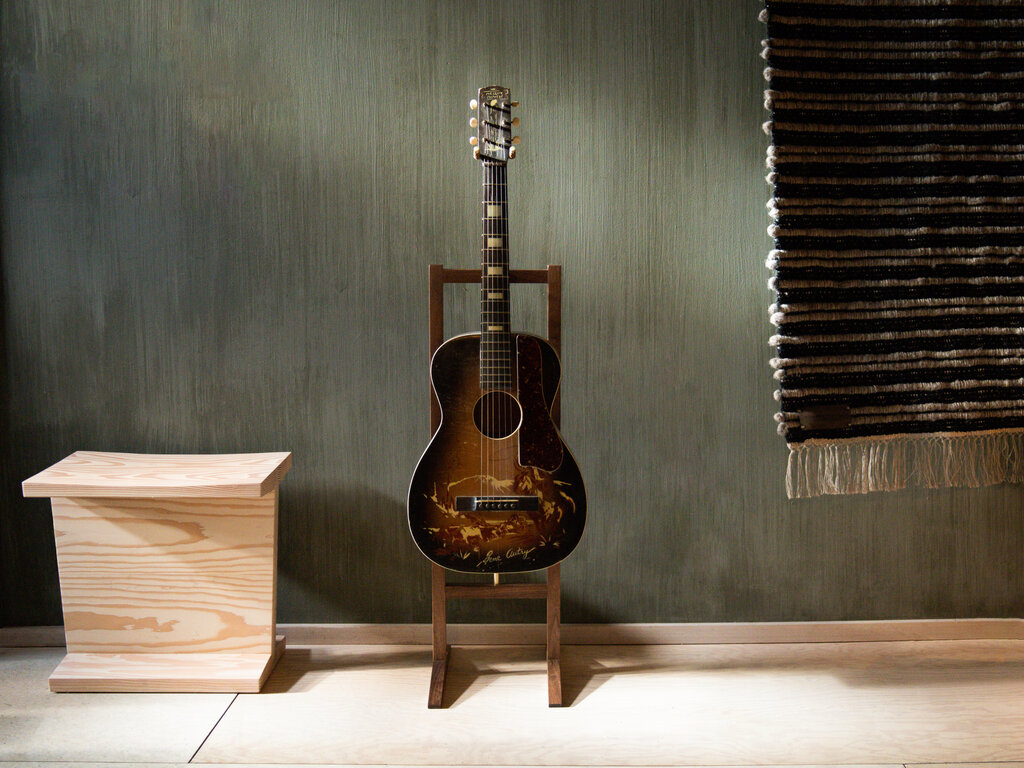 Mjölk Mjölk Guitar Stand, Walnut