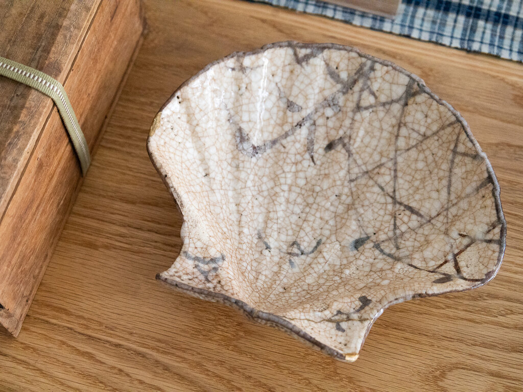 Antique Japanese mino ware shell ceramic dish w wood box