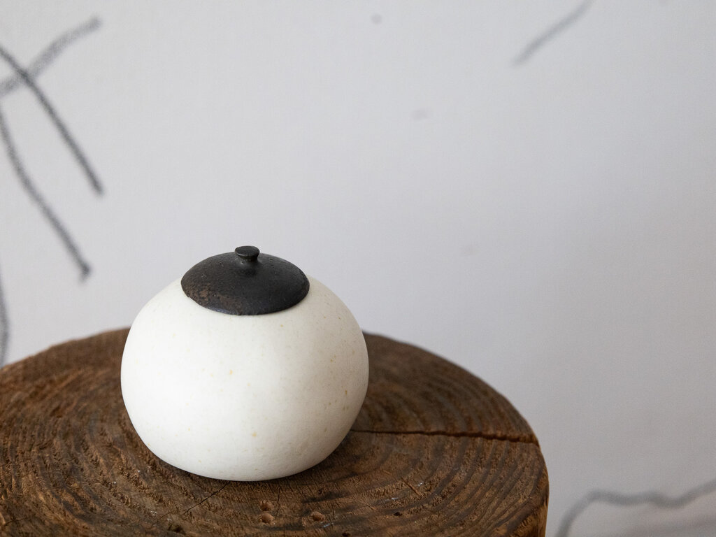 Keisuke Iwata Black/White Jar (Medium)