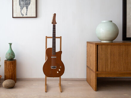 Mjölk Mjölk Guitar Stand (Oak)