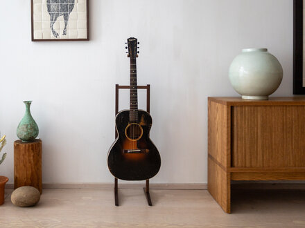 Mjölk Mjölk Guitar Stand (Walnut)