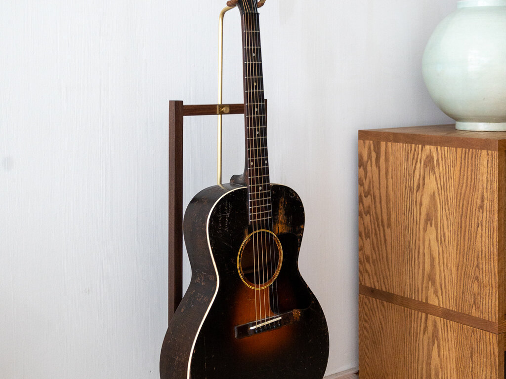 Mjölk Mjölk Guitar Stand (Walnut)