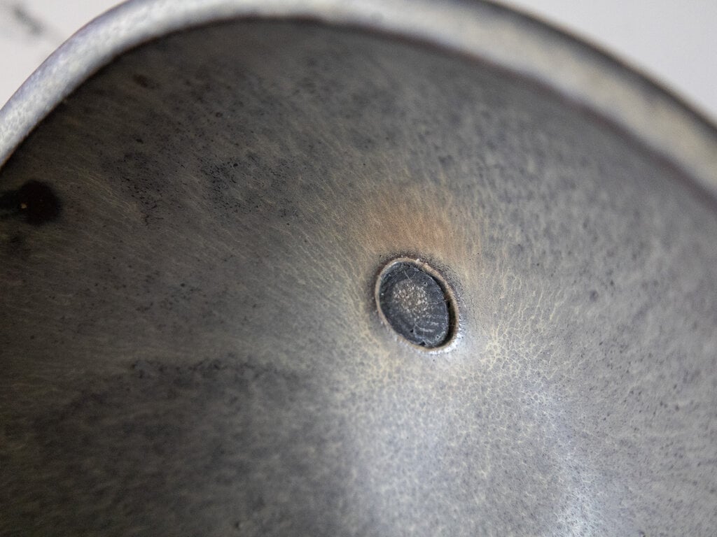 Keisuke Iwata Keisuke Iwata grey bowl with shell