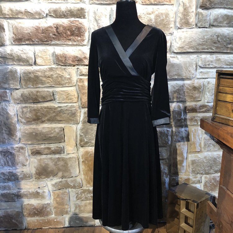 Sandra Darren Black Velvet Long Sleeve Dress, Size 8