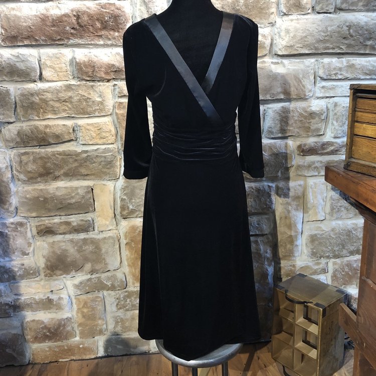 Sandra Darren Black Velvet Long Sleeve Dress, Size 8