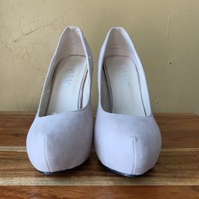 Round Toe Pump with Jeweled Heel, Size 9