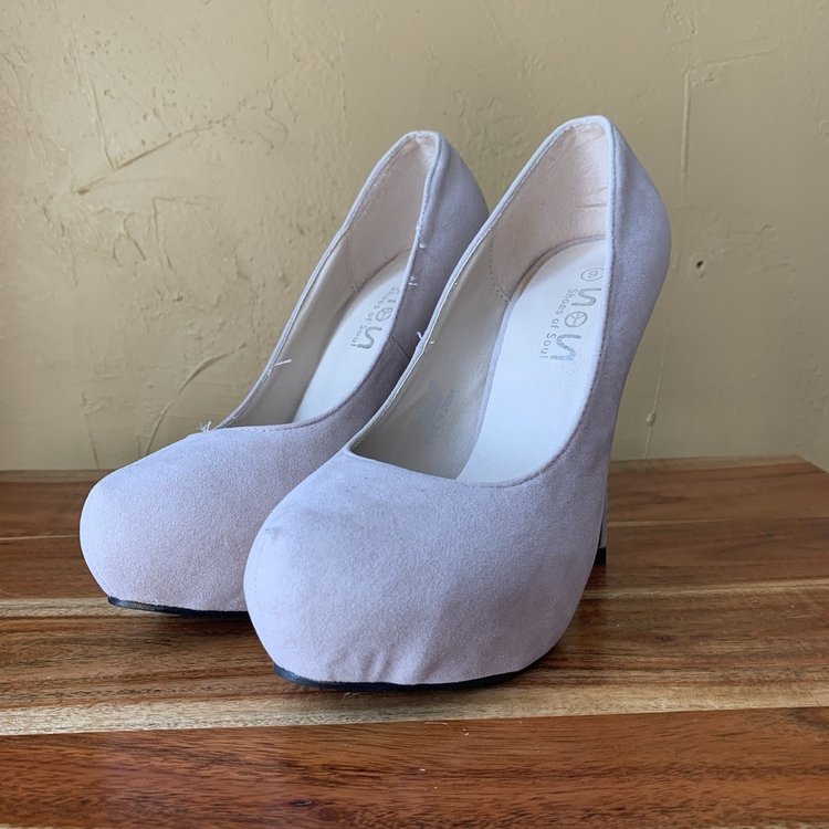 Round Toe Pump with Jeweled Heel, Size 9