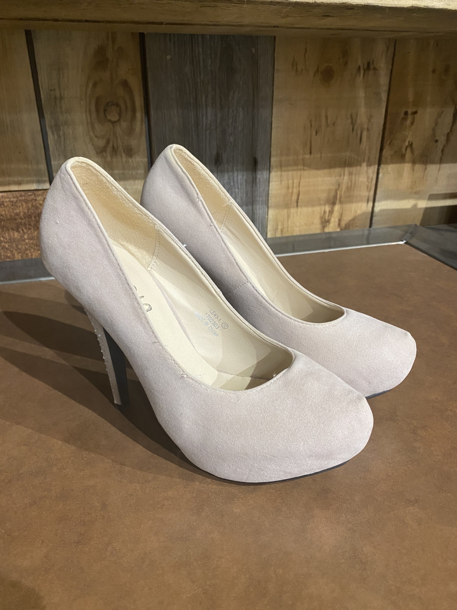 white pumps size 10