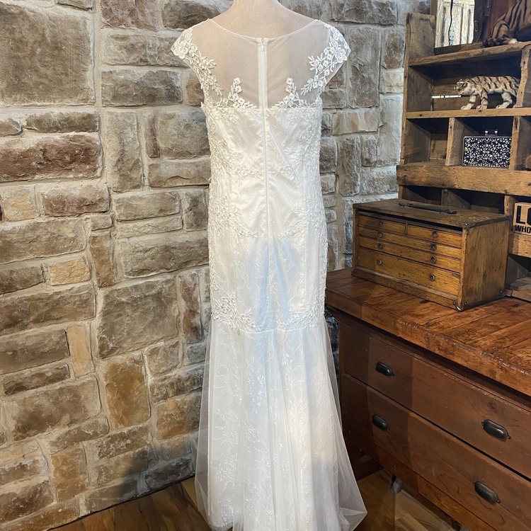 Decode 1.8 Light Ivory Sleeveless Wedding Gown, Size 12