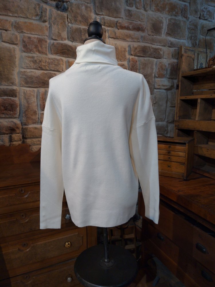 Cezele White Long Sleeve Turtle Neck Sweater