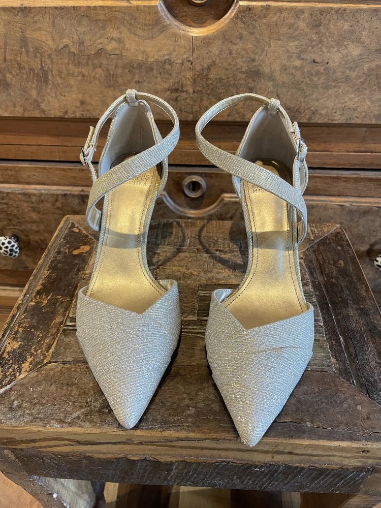 Badgley Mischka Gold Twist Toe Heels, Size 6.5