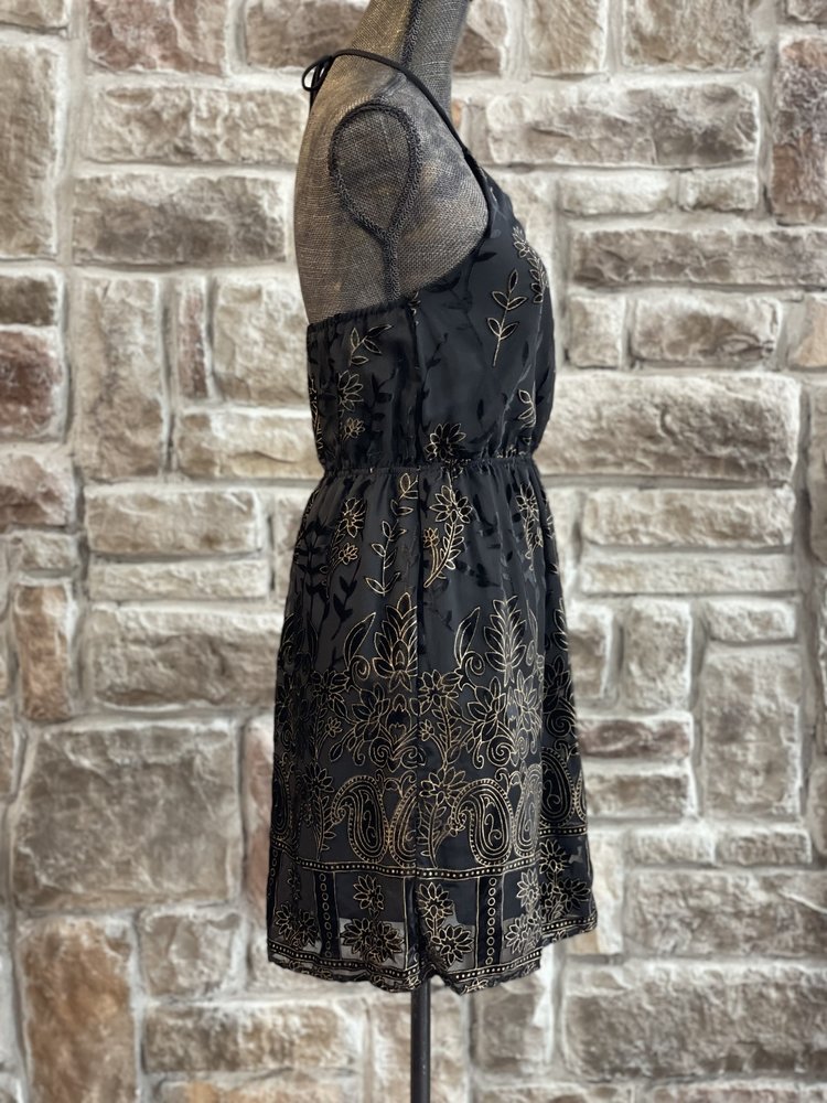 Sadie & Sage Black Metallic Burnout Velvet Dress