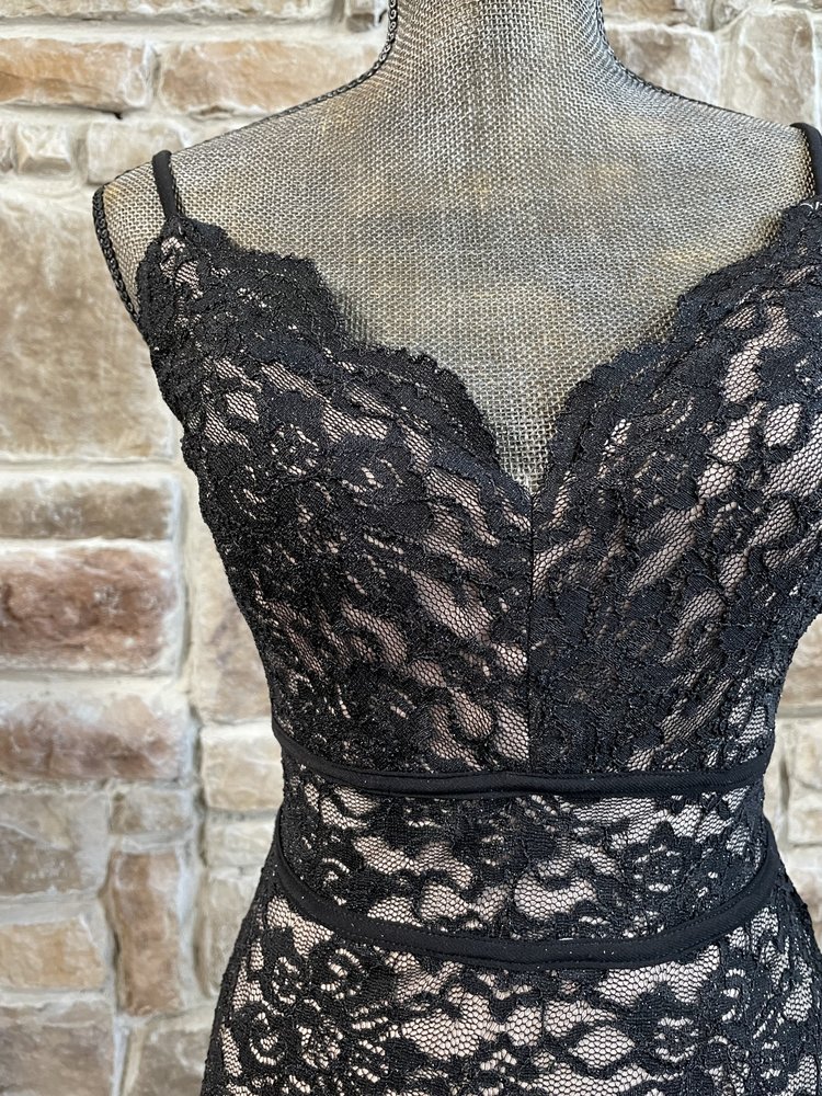 Morgan & Co. Black Glitter Lace Ruffle Hem Dress, Size 3/4