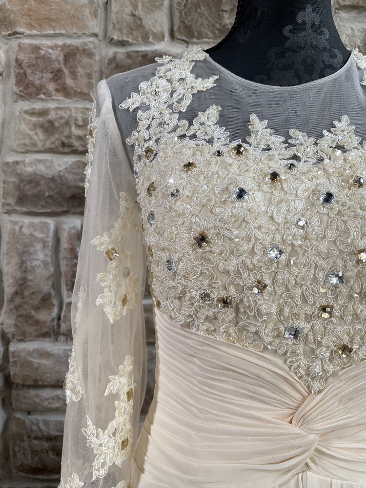 Brides Ivory Mesh Applique Beaded Chiffon Gown w/ Sleeves, Size 6