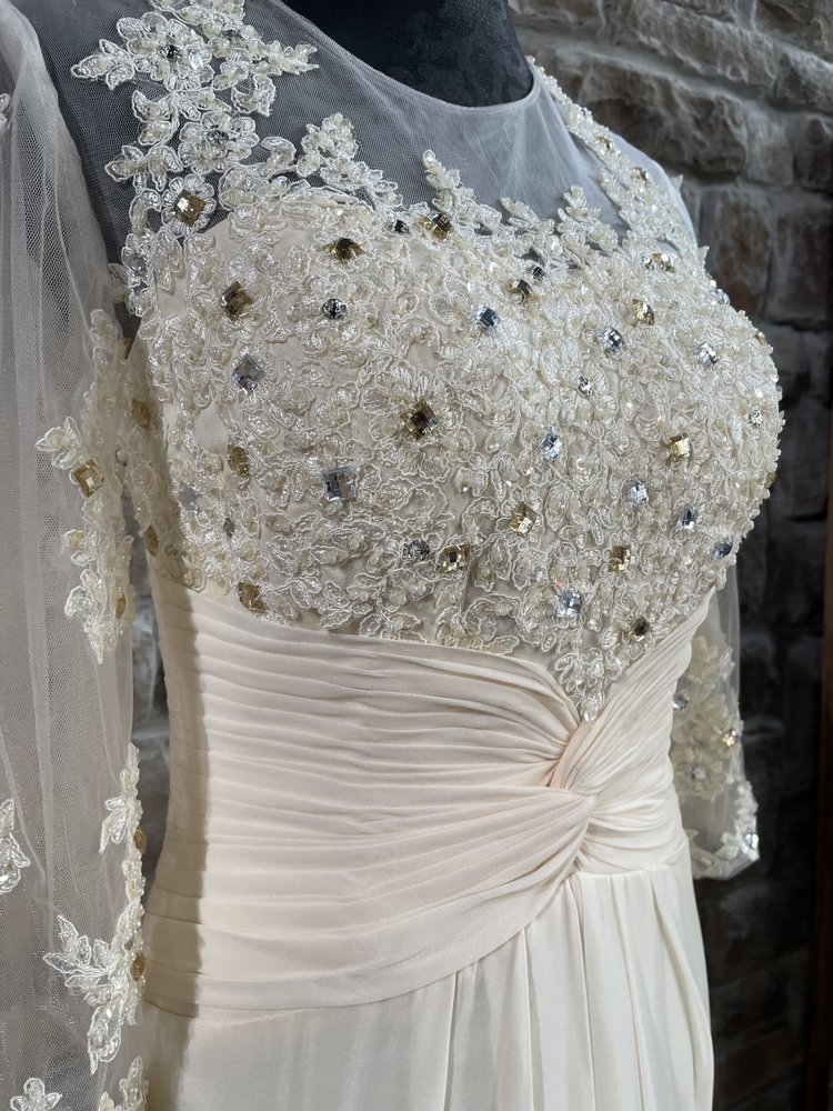 Brides Ivory Mesh Applique Beaded Chiffon Gown w/ Sleeves, Size 6