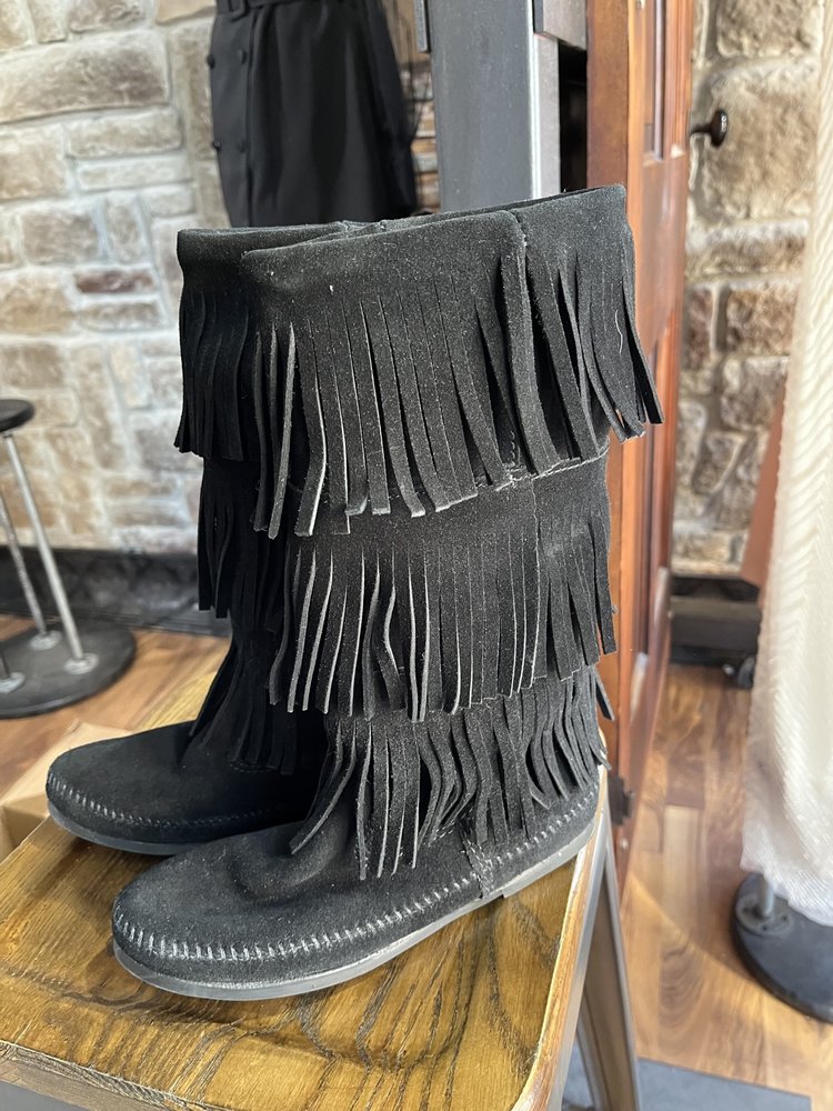 minnetonka Black Suede Three Tier Fringe Boots, Size 7