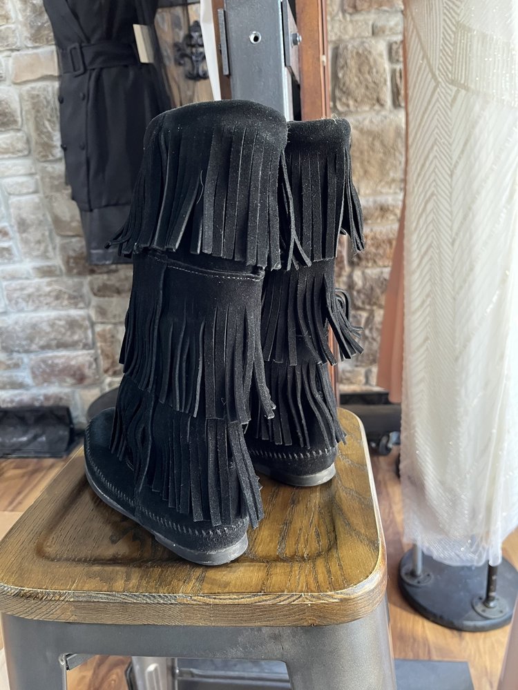 minnetonka Black Suede Three Tier Fringe Boots, Size 7