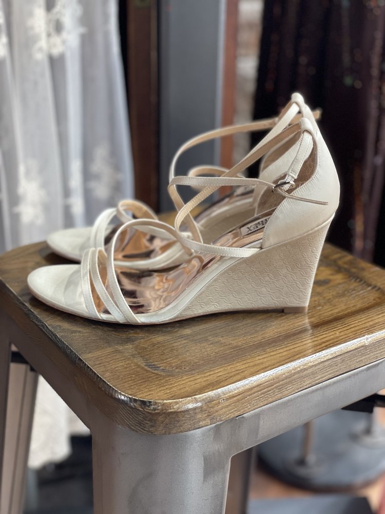 Badgley Mischka Ivory and Rose Gold Satin Strappy Wedge, Size 11
