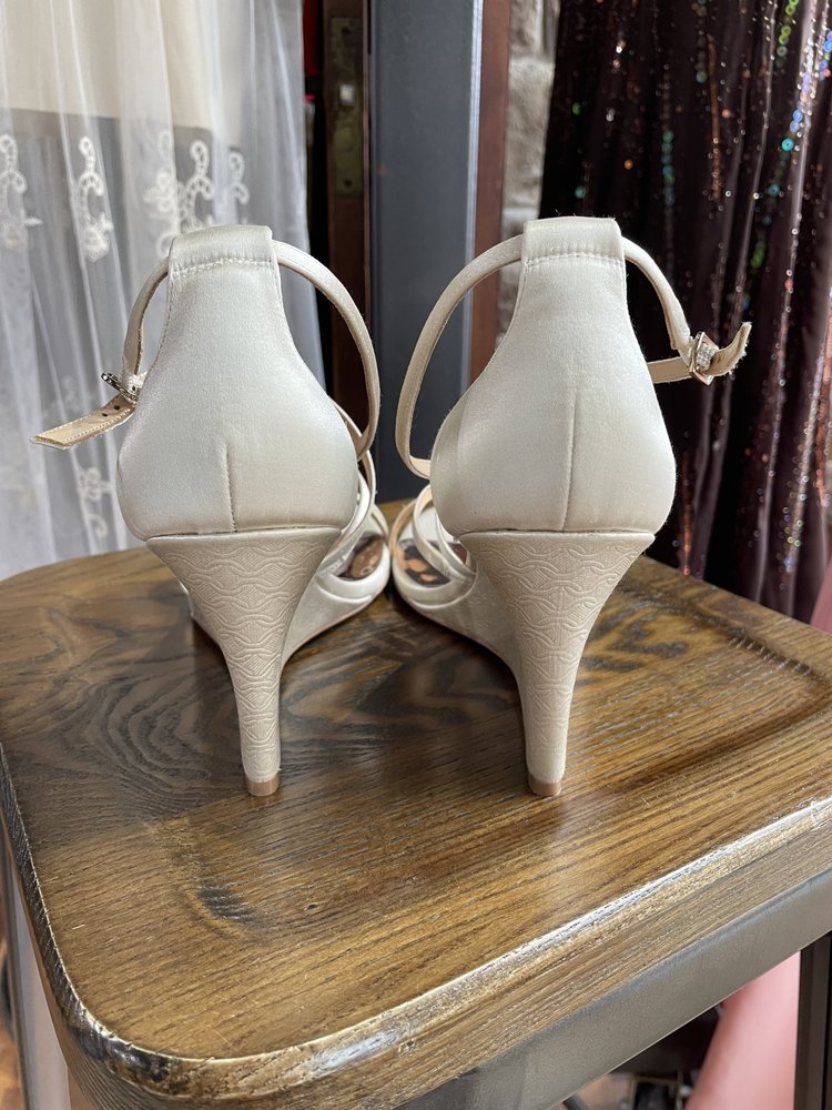 Badgley Mischka Ivory and Rose Gold Satin Strappy Wedge, Size 11