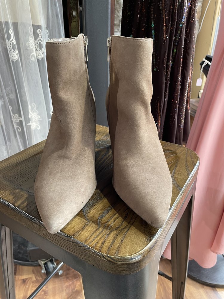 Bandolino Taupe Suede Studded Pointed Toe Bootie, Size 11