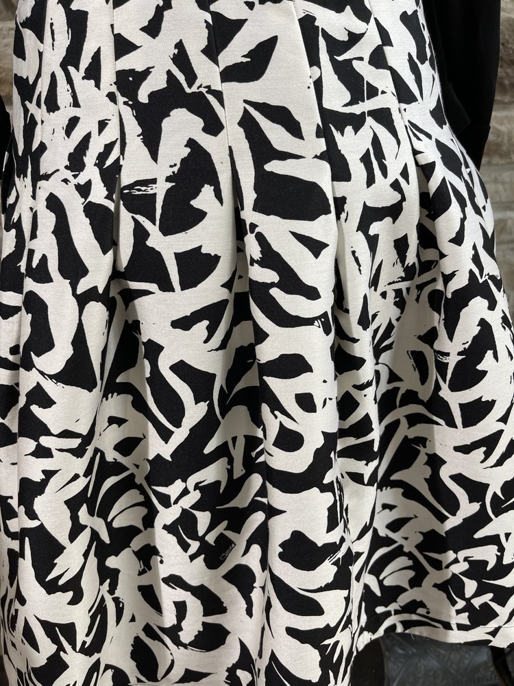 Diane vonFurstenberg Black with White Print Diane von Furstenberg Wrap Dress, Size 8