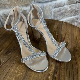 Jewel Badgley Mischka Silver Rhinestone T-Strap  Sandals, Size 7