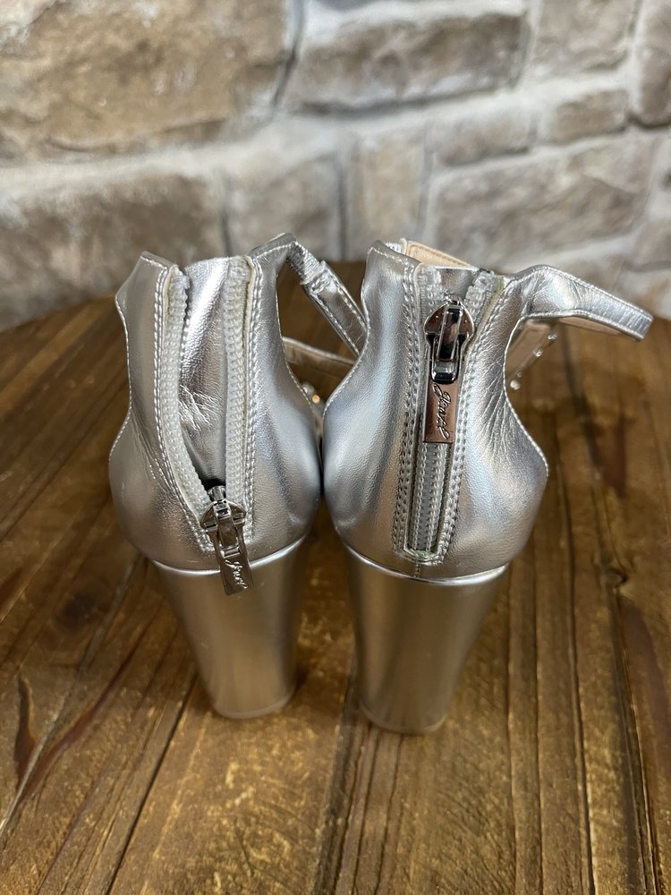 Jewel Badgley Mischka Silver Rhinestone T-Strap  Sandals, Size 7