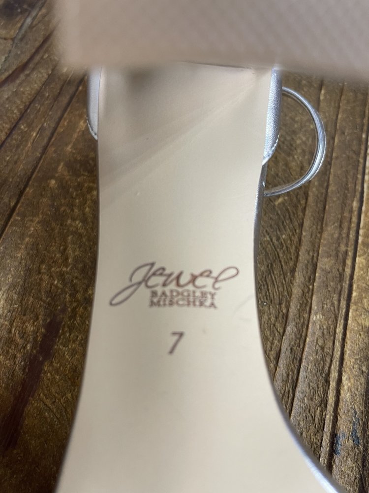 Jewel Badgley Mischka Silver Rhinestone T-Strap  Sandals, Size 7