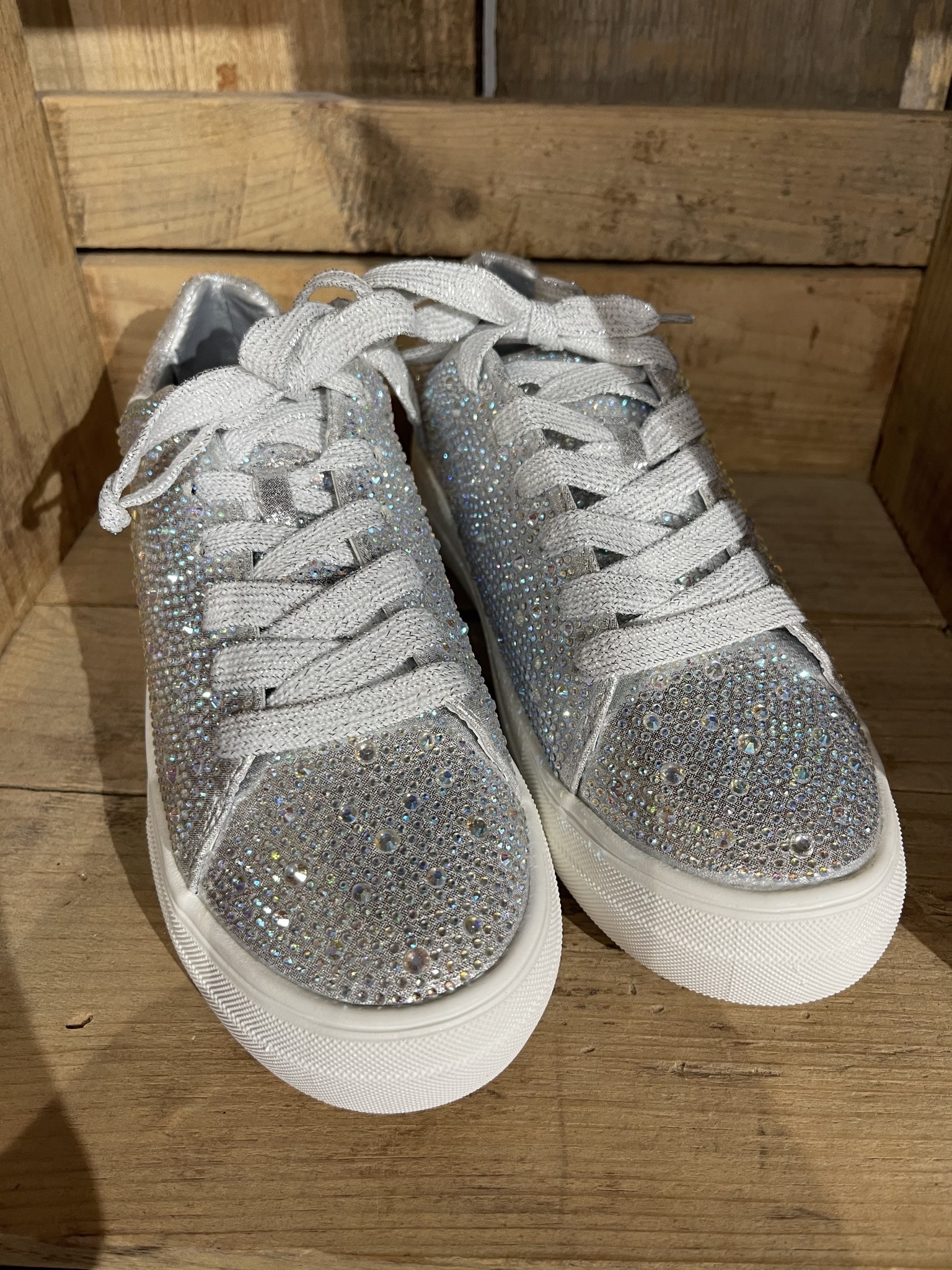Silver tennis shoes discount