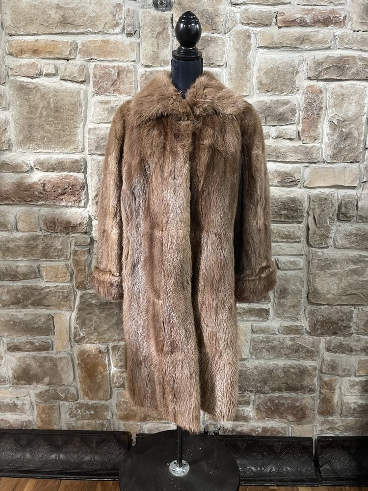 G J  Papillon Medium Brown Muskrat Coat, Size S