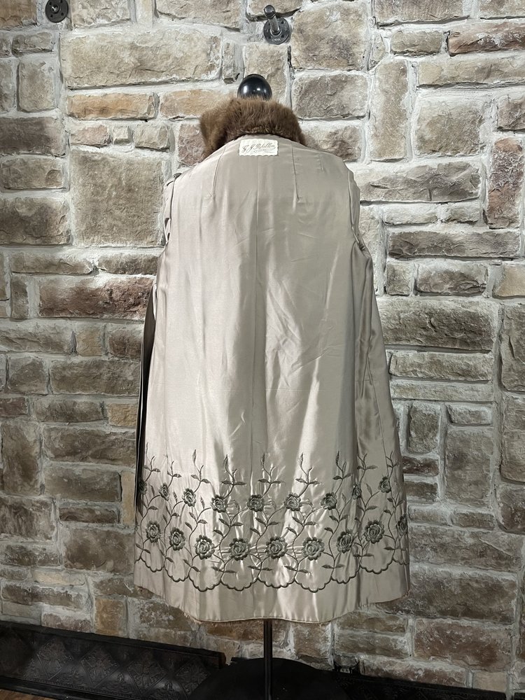 G J  Papillon Medium Brown Muskrat Coat, Size S