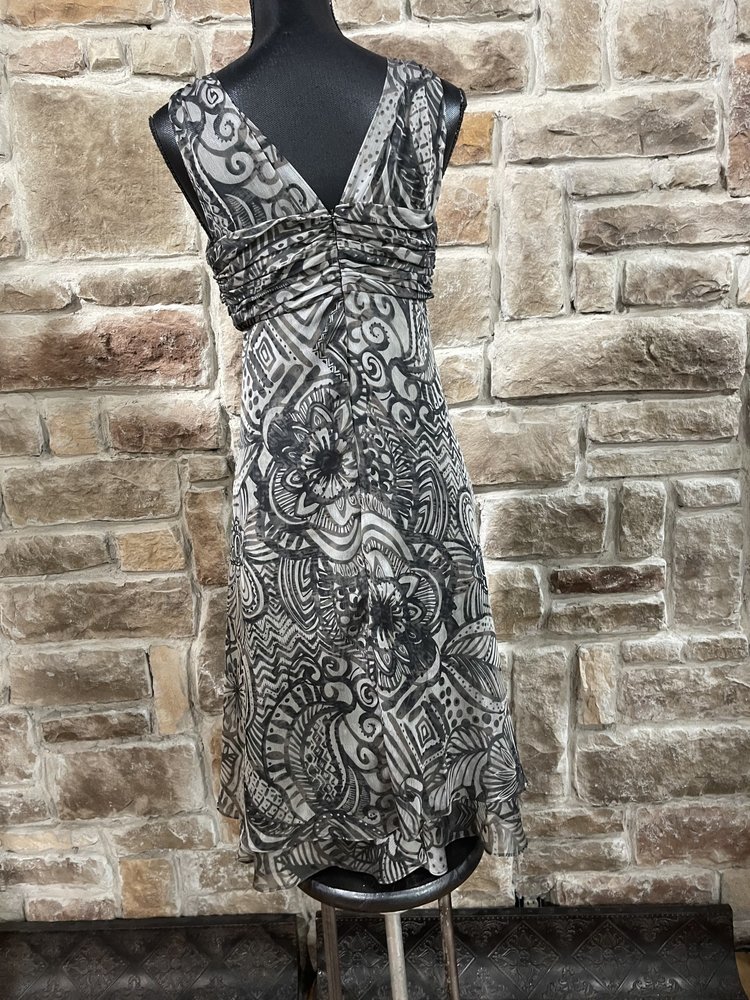 R & M Richards Gray and Black Print Panel Ruched  Dress, Size 6