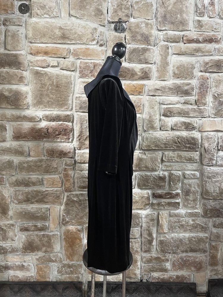 Tahari Black Velvet Ruched Dress with Satin Collar, Size 16