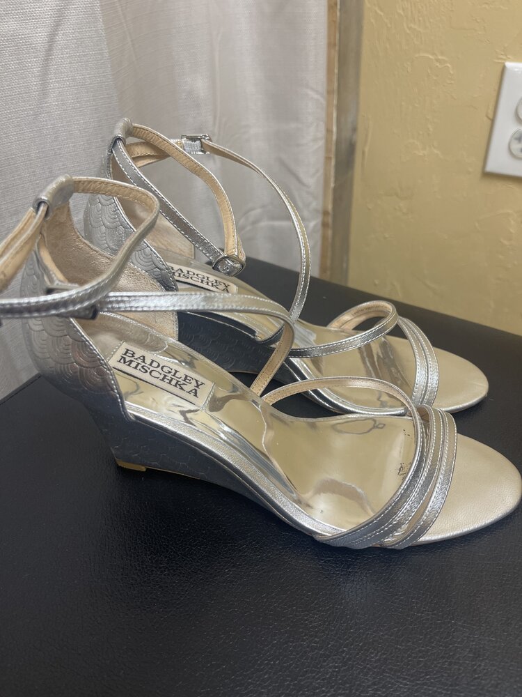 Badgley Mischka Silver Mermaid Scale Pattern Wedges, Size 7.5