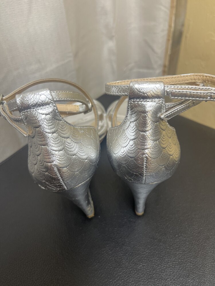 Badgley Mischka Silver Mermaid Scale Pattern Wedges, Size 7.5