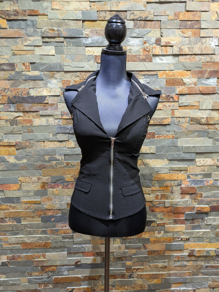 Lydia Black Oversized Collar Zipper Point Top