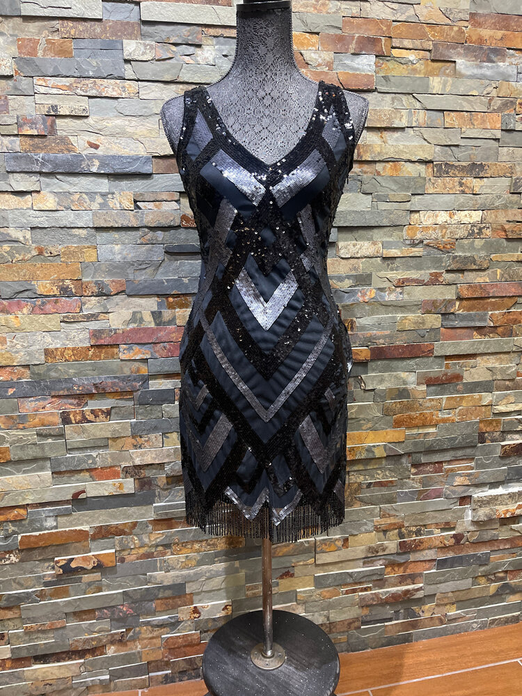 Aidan Mattox Gray and Black V Pattern Sequin Fringed Dress, Size 0