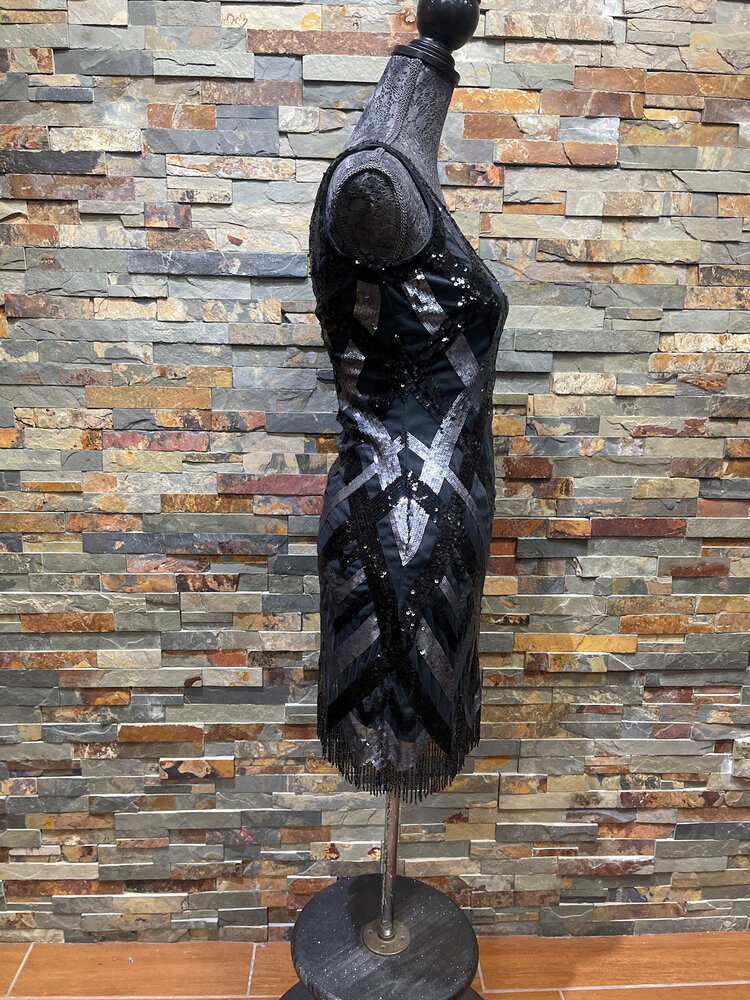 Aidan Mattox Gray and Black V Pattern Sequin Fringed Dress, Size 0