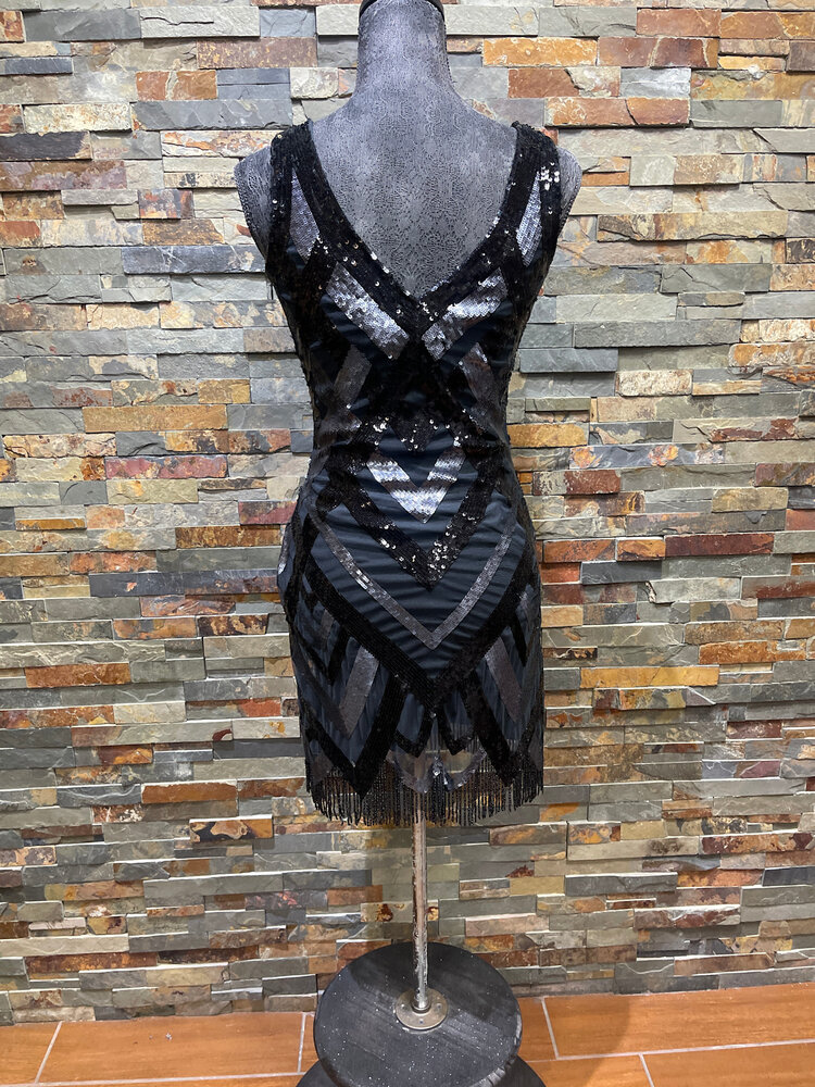 Aidan Mattox Gray and Black V Pattern Sequin Fringed Dress, Size 0